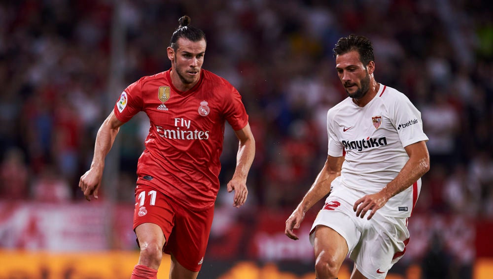 Bale conduce el balón durante el Sevilla - Real Madrid