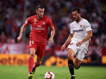 Bale conduce el balón durante el Sevilla - Real Madrid