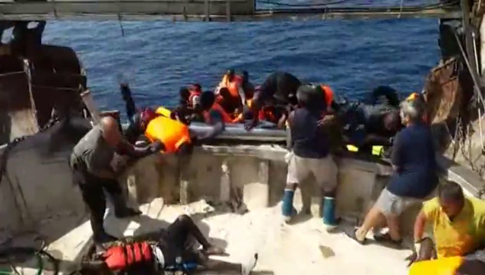 Un pesquero rescata a 57 inmigrantes en Almería