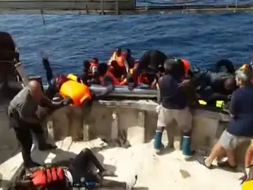 Un pesquero rescata a 57 inmigrantes en Almería Un pesquero rescata a 57 inmigrantes en Almería
