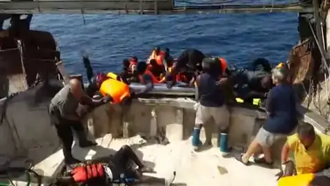 Un pesquero rescata a 57 inmigrantes en Almería Un pesquero rescata a 57 inmigrantes en Almería