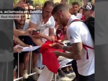 Gran recibimiento a Sergio Ramos en el hotel del Real Madrid en Sevilla