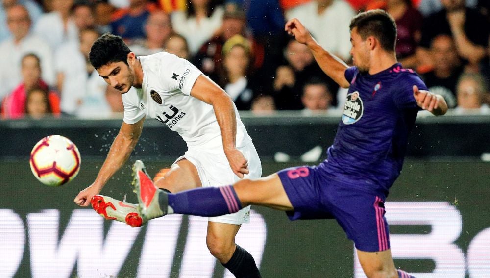 Guedes centra ante la defensa de Beltrán