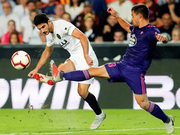 Guedes centra ante la defensa de Beltrán Guedes centra ante la defensa de Beltrán