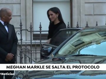 Meghan Markel rompe el protocolo y cierra ella misma la puerta del coche en el que viajaba