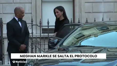 Meghan Markel rompe el protocolo y cierra ella misma la puerta del coche en el que viajaba Meghan Markel rompe el protocolo y cierra ella misma la puerta del coche en el que viajaba