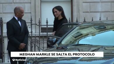 Meghan Markle rompe el protocolo y cierra ella misma la puerta del coche en el que viajaba