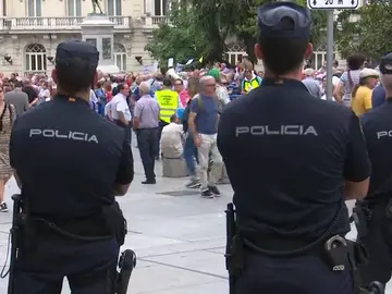 Pensionistas rodean el Congreso pese a que el pleno está reunido Pensionistas rodean el Congreso pese a que el pleno está reunido