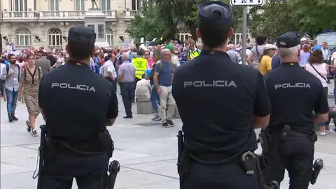 Pensionistas rodean el Congreso pese a que el pleno está reunido Pensionistas rodean el Congreso pese a que el pleno está reunido