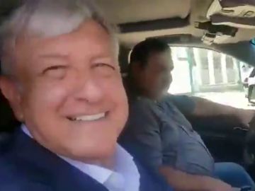El polémico beso del presidente mexicano a una periodista