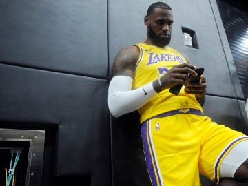 LeBron James mira su teléfono móvil en el 'Media Day' de Los Ángeles Lakers