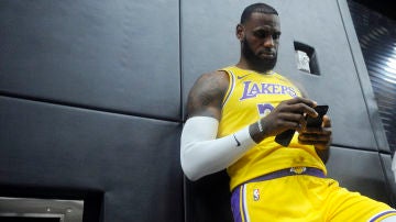 LeBron James mira su teléfono móvil en el 'Media Day' de Los Ángeles Lakers