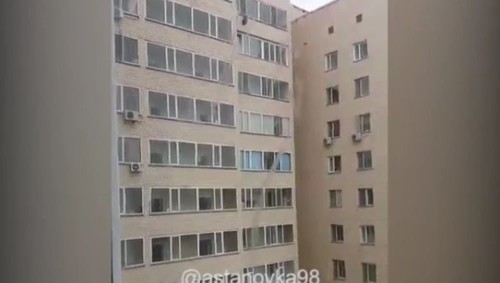 Un niño cae de un décimo piso en Kazajistán