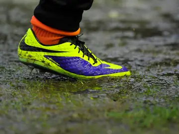La bota de un jugador de fútbol La bota de un jugador de fútbol