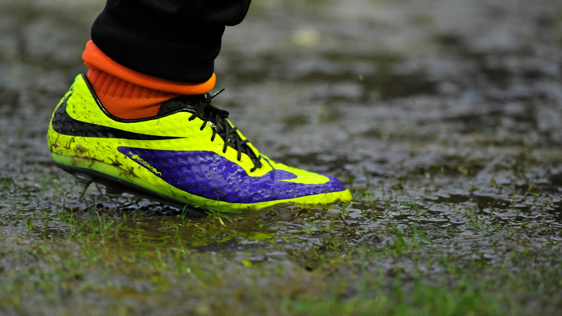 La bota de un jugador de fútbol La bota de un jugador de fútbol