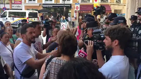 Los vecinos de las casas derribadas del del poblado de Son Banya: "No somos extraterrestres ni somos perros, somos personas normales" Los vecinos de las casas derribadas del del poblado de Son Banya: "No somos extraterrestres ni somos perros, somos personas normales"