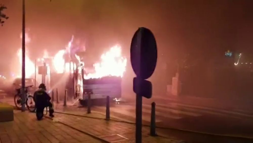 Un autbús y seis coches arden en Sant Jordi