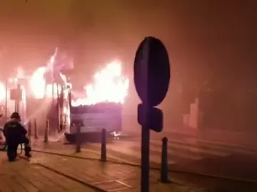 Un autbús y seis coches arden en Sant Jordi Un autbús y seis coches arden en Sant Jordi