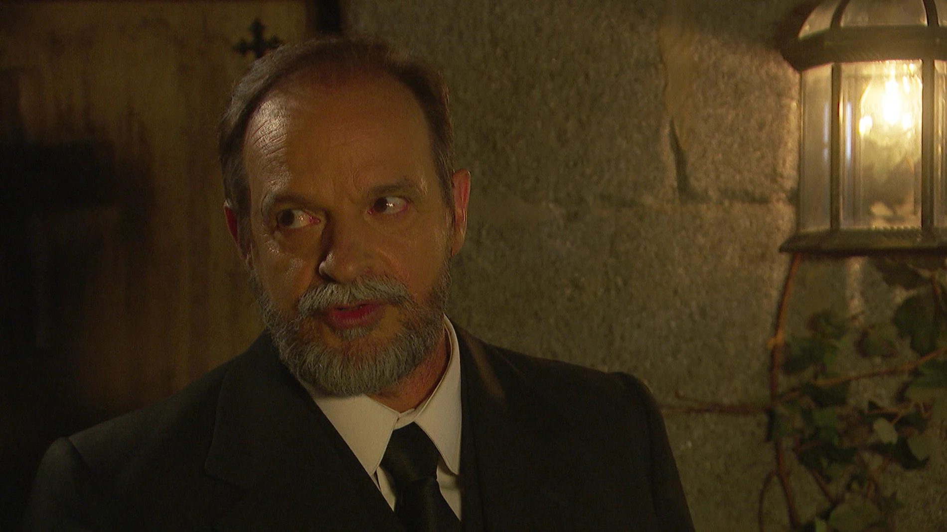 Raimundo, preocupado porque Julieta y Saúl están muy cerca de descubrir su alianza con Gonzalo
