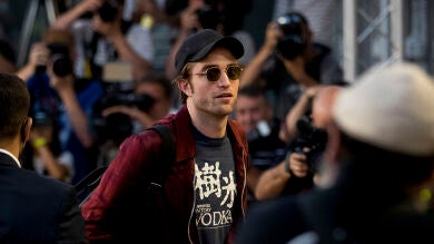 Robert Pattinson llega a España y desata la locura de los fans de 'Crepúsculo'