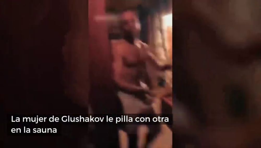 La mujer de Glushakov le pilla con otra: "¡Aquí está su prostituta!"