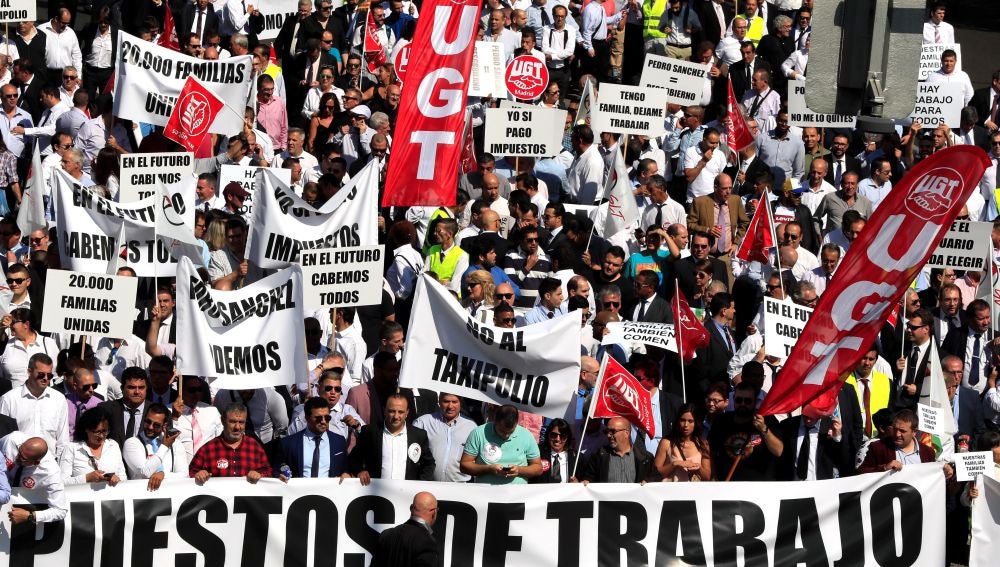 Cientos de chóferes VTC protestan en Madrid por la norma que ultima Fomento