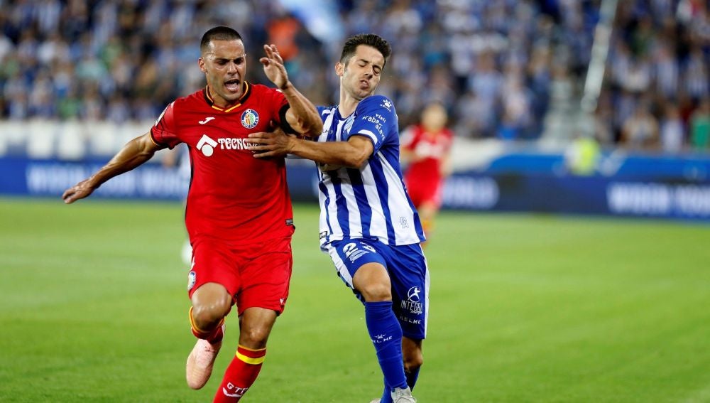Bruno y Jonathan Rodríguez pelean por el balón