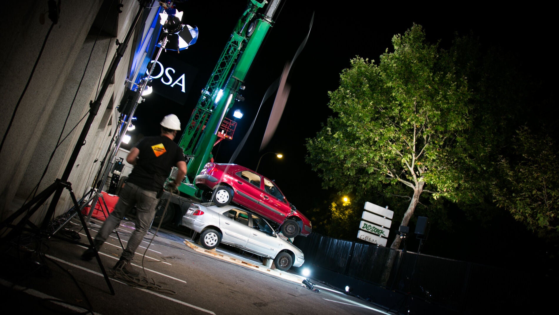 'El Hormiguero 3.0' crea el primer 'pincho moruno' con un cuchillo gigante y dos coches