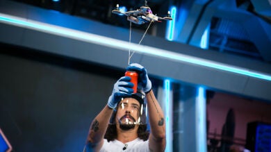 Miguel Ángel Muñoz descubre el primer robot 
