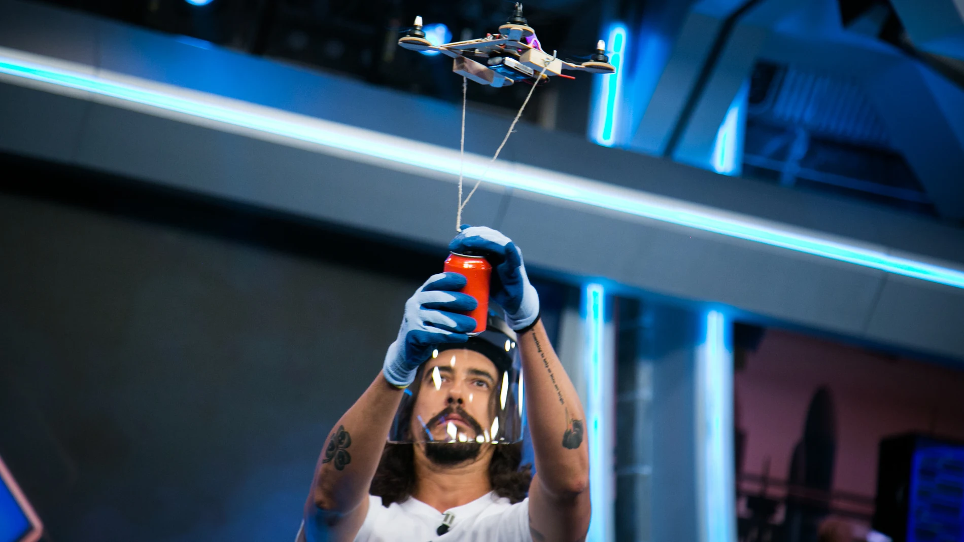 Miguel Ángel Muñoz descubre el primer robot "de andar por casa" en 'El Hormiguero 3.0'