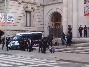 REEMPLAZO Los Mossos desalojan a un centenar de miembros de los CDR que bloqueaban la puerta del TSJC REEMPLAZO Los Mossos desalojan a un centenar de miembros de los CDR que bloqueaban la puerta del TSJC