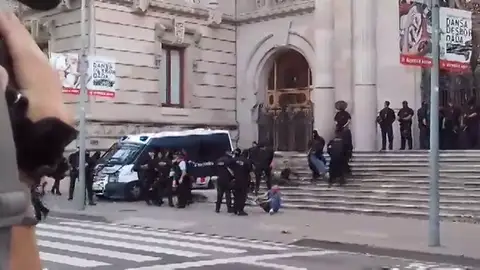 REEMPLAZO Los Mossos desalojan a un centenar de miembros de los CDR que bloqueaban la puerta del TSJC REEMPLAZO Los Mossos desalojan a un centenar de miembros de los CDR que bloqueaban la puerta del TSJC