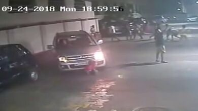 Un niño sale milagrosamente ileso tras pasarle un coche por encima