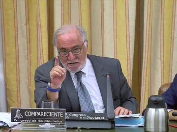 Las reformas del carné de conducir que propone la DGT: quitar más puntos por usar el móvil y por no llevar cinturón o casco Las reformas del carné de conducir que propone la DGT: quitar más puntos por usar el móvil y por no llevar cinturón o casco