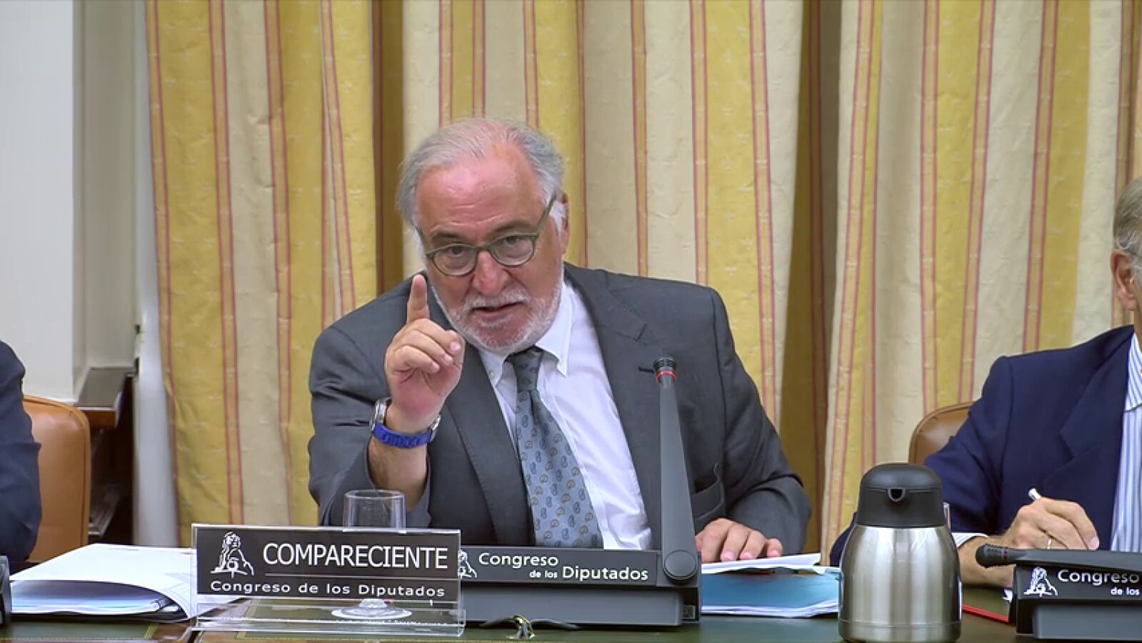 Las reformas del carné de conducir que propone la DGT: quitar más puntos por usar el móvil y por no llevar cinturón o casco