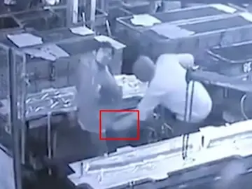 La 'broma' de un supervisor de fábrica que le costó la vida a su empleado La 'broma' de un supervisor de fábrica que le costó la vida a su empleado