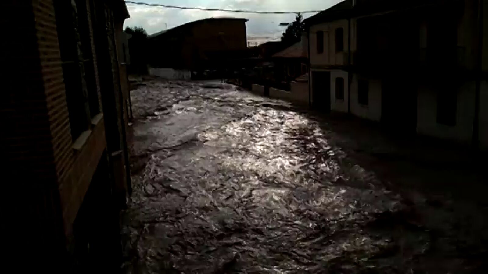 Una fuerte tormenta provoca inundaciones en Cuéllar