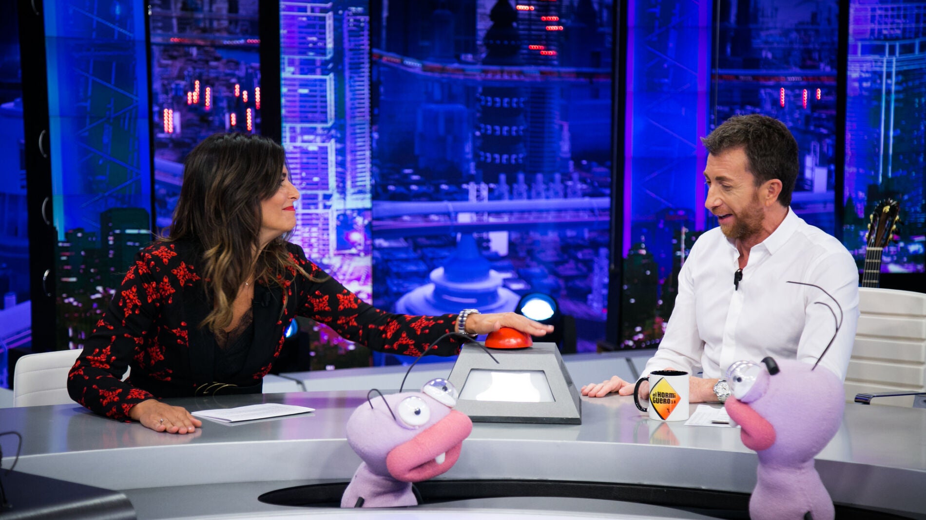 Nuria Roca y Pablo Motos se niegan a contestar sobre sus operaciones y utilizan por primera vez el bot&oacute;n del p&aacute;nico en 'El Hormiguero 3.0'