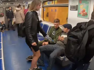 La activista rociando la entrepierna de un hombre La activista rociando la entrepierna de un hombre
