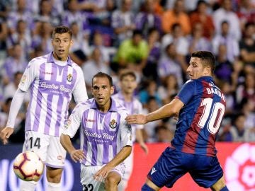 Nacho y Bardhi luchan por el balón durante el Valladolid - Levante