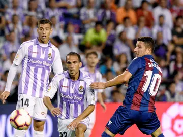 Nacho y Bardhi luchan por el balón durante el Valladolid - Levante Nacho y Bardhi luchan por el balón durante el Valladolid - Levante