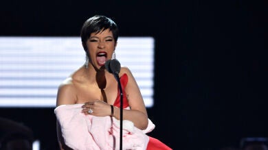 Cardi B muestra enfadada cómo se le han quedado los pechos tras dar a luz 