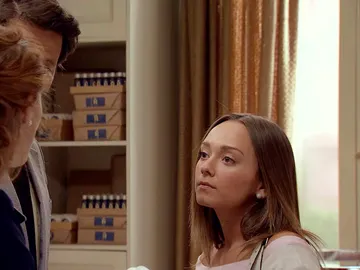 Natalia se acerca a Mónica Natalia se acerca a Mónica