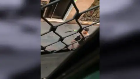Herido un joven al ser brutalmente apuñalado con un machete en una pelea en el Raval Herido un joven al ser brutalmente apuñalado con un machete en una pelea en el Raval