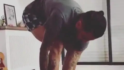 Alves se pone los tacones de su pareja Alves se pone los tacones de su pareja