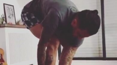 Dani Alves 'se pasa' al mundo de la moda y desfila en tacones