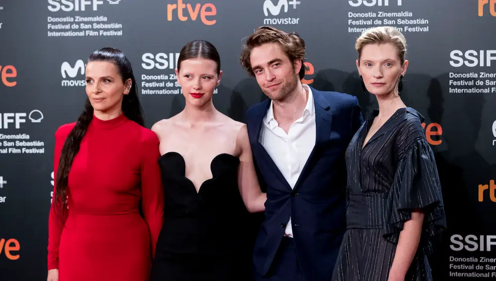 Robert Pattinson, Juliette Binoche, Mia Goth y Agata Buzek