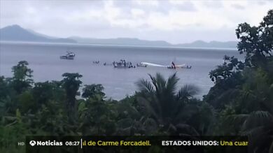 Un avión se salta la pista de aterrizaje y cae en una laguna de Micronesia 