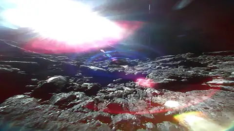 Dos sondas japonesas envían imágenes de un asteroide a casi 300 millones de kilómetros de distancia Dos sondas japonesas envían imágenes de un asteroide a casi 300 millones de kilómetros de distancia