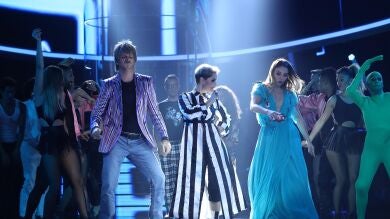 Los concursantes y el jurado de ‘Tu cara me suena’ desfilan por una pasarela con mucho ‘Swish, swish’